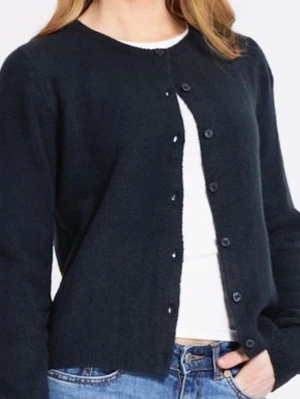 Mörkblå stickad kofta - Säljer denna jättesnygga stickad koftan i storlek S💗Skriv för fler bilder eller prisförslag!💗