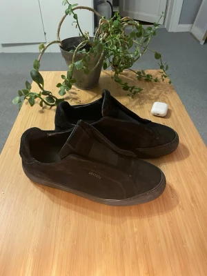 Svarta Axel Arigatos - Säljer mina riktigt schyssta svarta  Arigatos 360 laceless! | De är i bra skick och är snygga särskilt nu på vintern | skorna är i storlek 42 och materialet är mocka| skriv gärna vid frågor 🙌✨