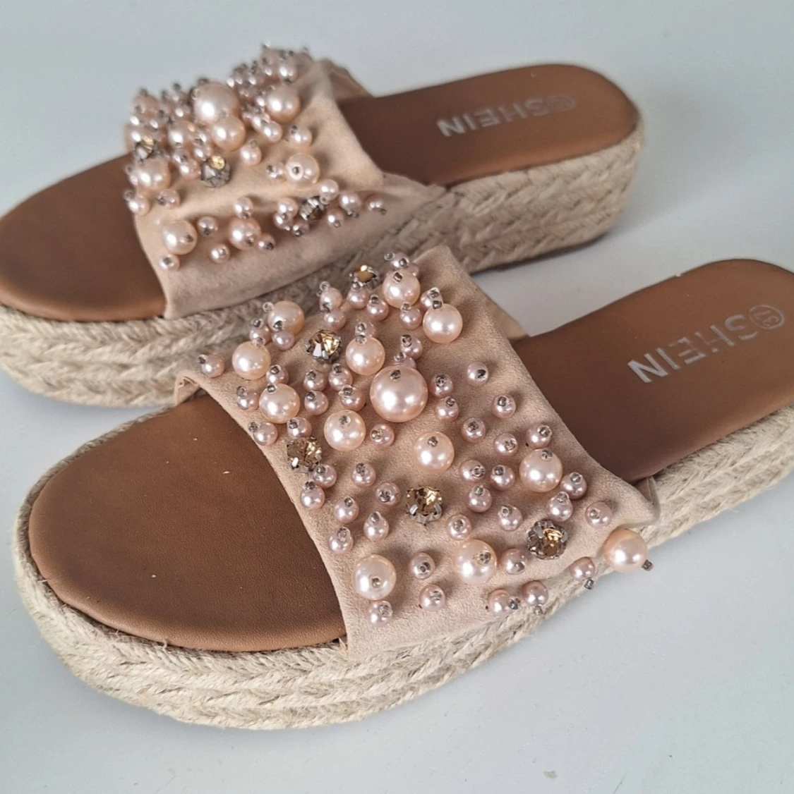 Beige platåsandaler med pärlor 37