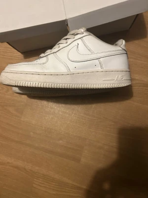 Nike Air Force 1 vita sneakers - Klassiska vita Nike Air Force 1 sneakers i ok skick för endast 100kr.