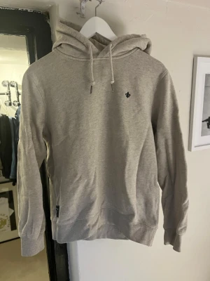 Morris hoodie  - Säljer denna Morris hoodie, nypris 1499kr För fler frågor eller funderingar är det bara att höra av sig mvh Jonte