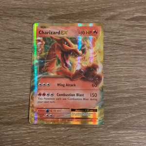 Pokémon kort: Charizard EX  - Säljer ett Charizard EX Pokémon kort, galet snyggt kort som påminner om den gamla first edition kortet, perfekt för folks samlingar!