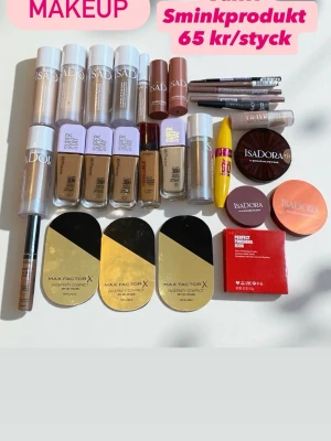 Stort sminkpaket med basprodukter - Säljer ett stort sminkpaket med flera foundations, puder, concealers och pennor från Isadora, Maybelline och Max Factor. Färgerna varierar från ljusa till mörka toner. Innehåller både flytande och kompakt produkter samt några läpprodukter och mascara. 65 kr styck per sminkprodukt