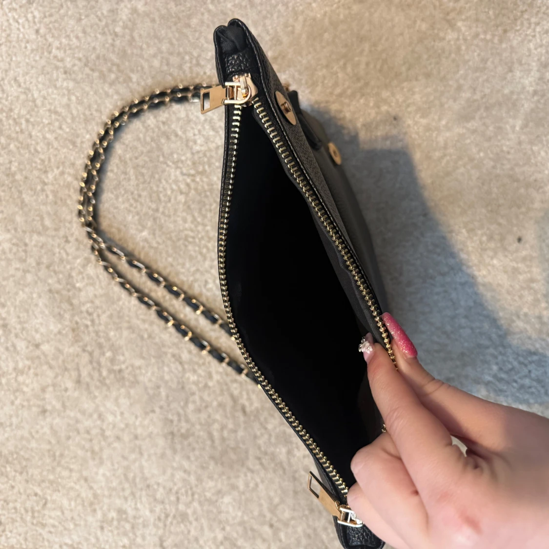 Svart handväska med kedjerem - 3