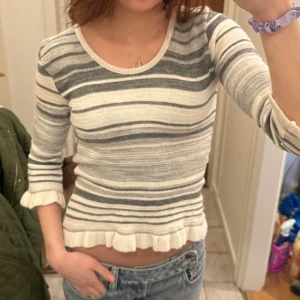 Stickad randig tröja med volanger - Fint skick!💞