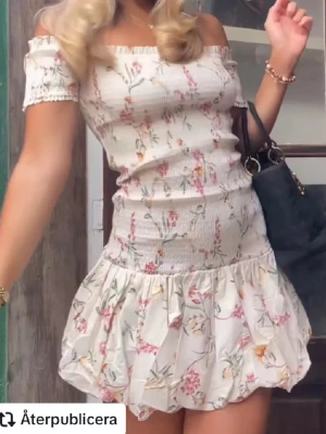 blommig klänning - populär blommig klänning från HM, jättebra skick och nästan aldrig använd!!