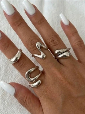 4st justerbara silverringar - 4st allt för 150 kr helt ny, oanvänd, skicka den med en presentask.