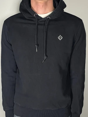 Morris hoodie - Säljer en riktigt snygg och trendig Morris hoodie i fint skick, storlek XS, vid frågor är det bara att skriva //Gramenti