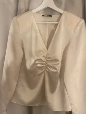 Vit blus ifrån gina - Vit blus ifrån gina i stl 40