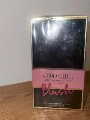 Good Girl Blush parfym 80 ml - Good Girl Blush från Carolina Herrera är en elegant parfym i en svart och rosa förpackning med gulddetaljer. Flaskan rymmer 80 ml och har en lyxig design som sticker ut på parfymhyllan. Perfekt för dig som gillar exklusiva dofter med en modern touch.