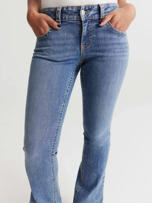 Y2K bootcut jeans från Gina Tricot med fickor - Snygga blå bootcut jeans från Gina med coola fickor, använda varsamt inga synliga defekter. Storlek 44 och väldigt stretchiga och sköna!!❣️