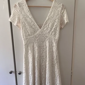 Vit klänning  - Vit klänning från bubbleroom i storlek 40. Använd ett fåtal gånger. Lite rosa under armarna men inget som syns när man har den på sig. Nypris 799, säljer för 300🤍