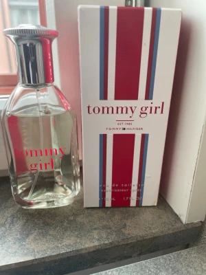 Tommy Girl EdT 50 ml från Hilfiger - Tommy Girl EdT från Tommy Hilfiger är en fräsch parfym i en genomskinlig glasflaska med silverfärgad kork. Använd 2 ggr typ- nypris:825
