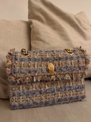 Kurt Geiger Tweed väska - Säljer min jättefina Kurt väska som är i nyskick då den bara använts 1 gång. Pris lappen sitter kvar. Pris kan diskuteras🌸