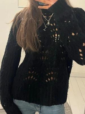 Svart stickad tröja  - Sååå snygg stickad tröja!! Använd fåtal ggr ❤️💕🥰
