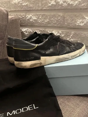 Svarta Philippe Model sneakers - Tja säljer nu dessa feta Philippe model skor, de är i använt skick men har mycket kvar att ge! Allt og ingår vid köp!