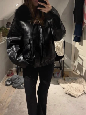 Skinnjacka med päls - Cool jacka, aldrig använd 🖤🖤från Zara!!