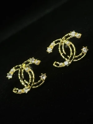 Örhängen  - Helt nya örhängen.