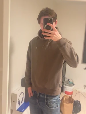 Morris hoodie - Säljer en ljus brun Morris hoodie i storlek xs. Jag är 175 och väger 55 och den sitter väldigt bra🤩Skriv vid frågor eller funderingar👍