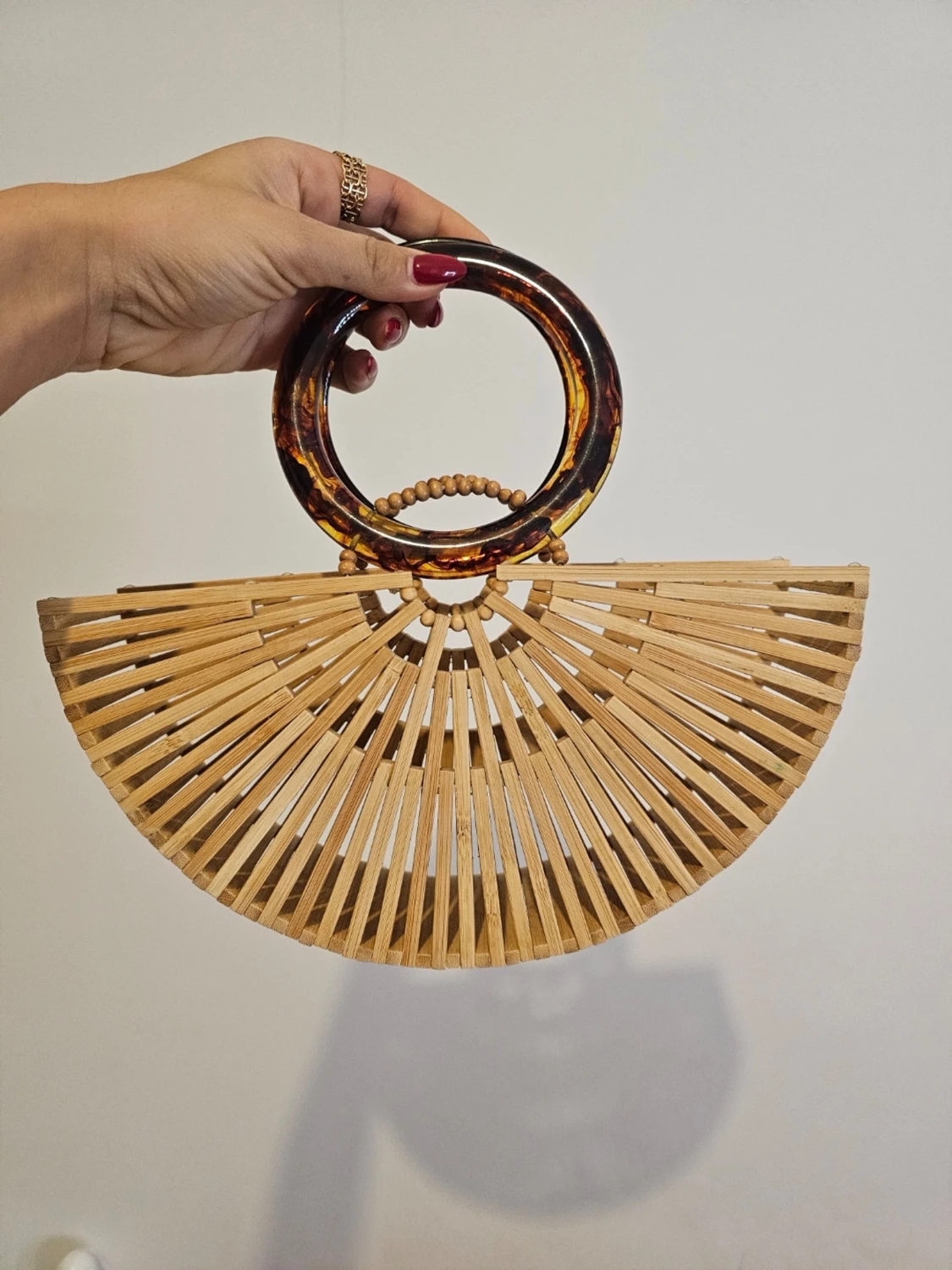 Halvmåneformad bambuväska med ringhandtag