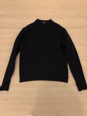 Mörkblå stickad tröja Uniqlo - Säljer nu denna stickade tröja ifrån Uniqlo! Då den int sitter passligt på mig mer. Storlek XS. Tröjan är i gott skick! Tveka inte att fråga vid minsta fundering!😇