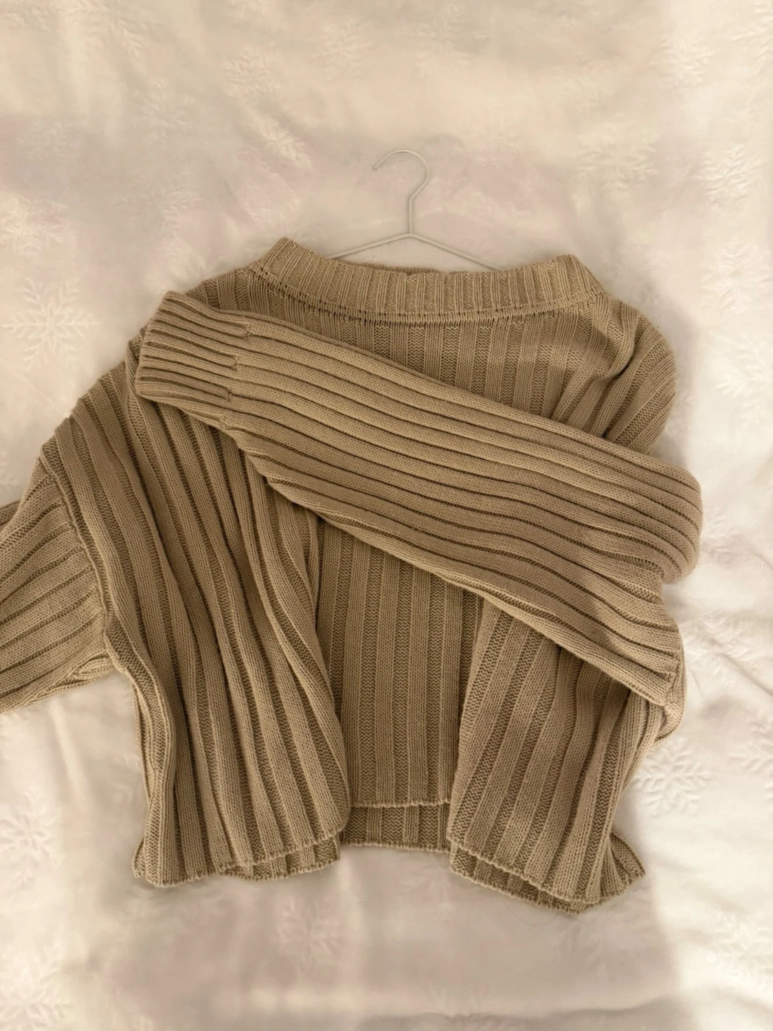 Beige ribbstickad tröja