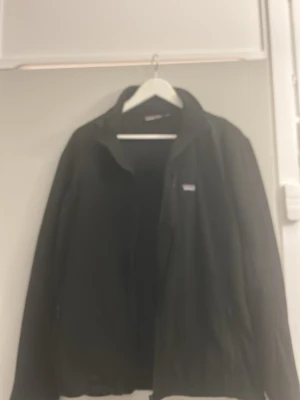 Patagonia  - Svart Patagonia fleece, passar perfekt till våren.   Strlk M                                                                        Kan diskutera pris