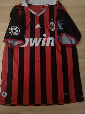 AC Milan Seedorf matchtröja Adidas - Säljer en Milan tröja användt mest hemma o chillat i passar riktigt bra och väldigt skönt träningsmaterial. Storlek M på tröjan skulle säga att den passar på gränsen till S. Skickar inom 1-2 dagar👍