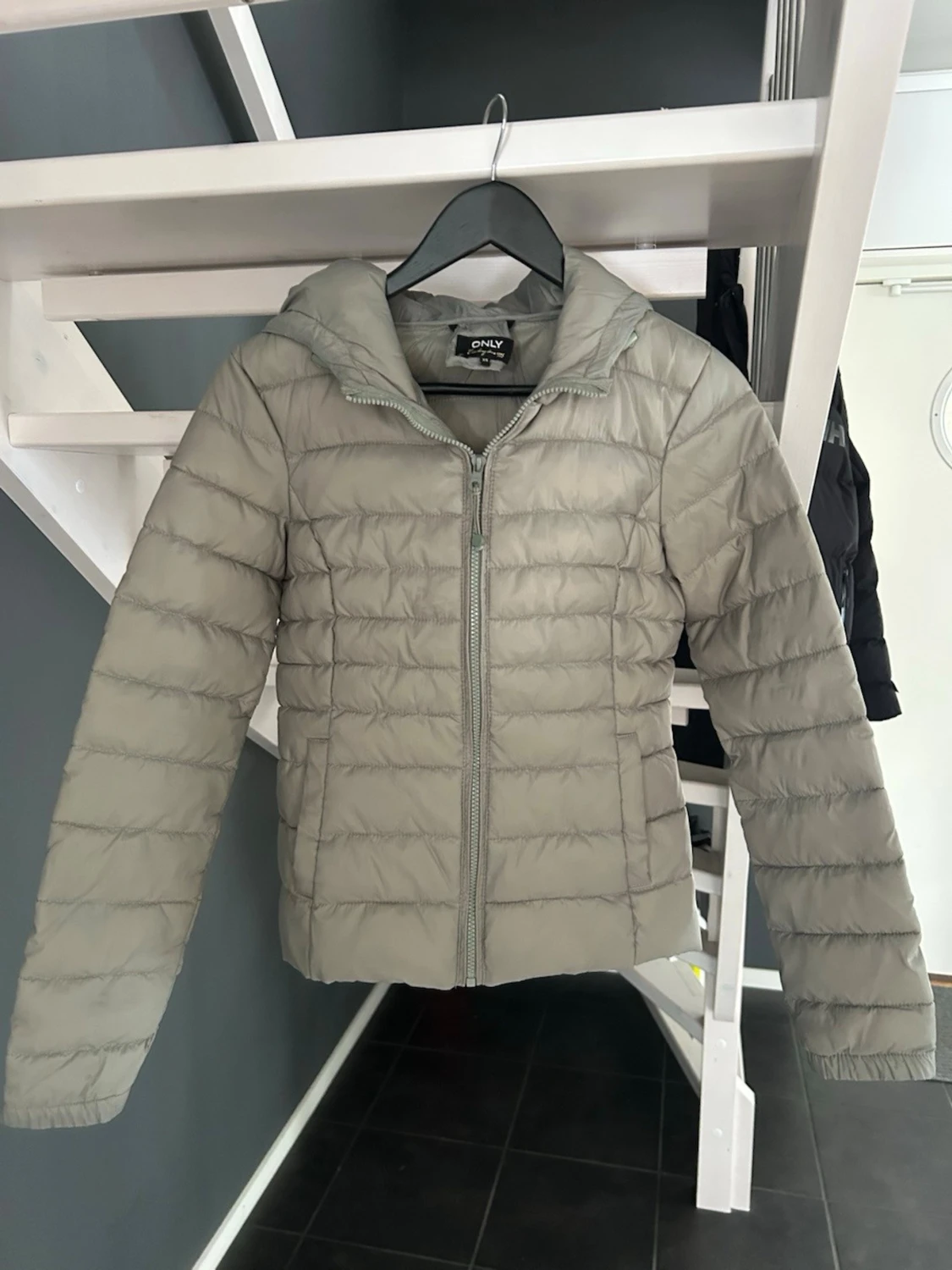 Ljus grön pufferjacka från ONLY