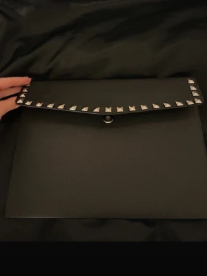 Datorfodral  - Säljer detta skit snygga datorfodral som ja köpte av ett uf företag. Den var tyvärr för liten för min dator. Mått 34,5×25cm och passar chromebook och andra datorer i liknande storlek. Rymmer dator & anteckningsblock.