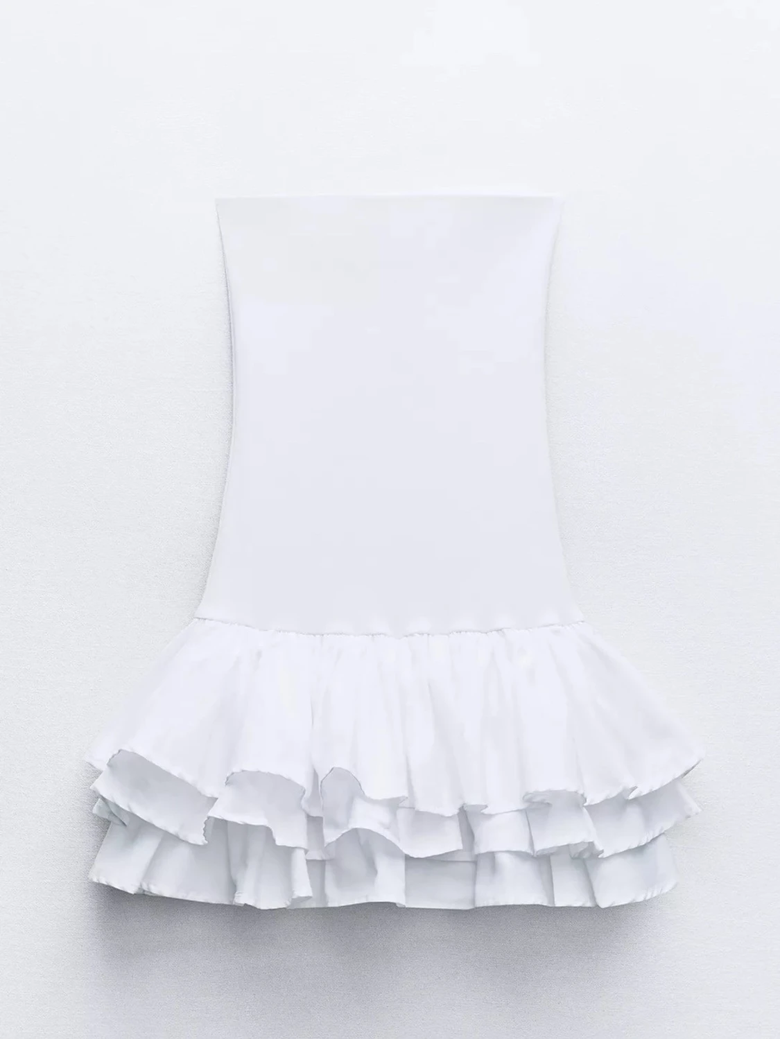 Vit axelbandslös volangklänning