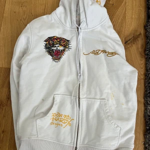 Ed hardy hoodie  - Några rhinestones har ramlat av dom man ser på sista bilden.  Fläckarna är från en gammal bild, innan jag köpte tröjan de har nu blivit borttvättafe
