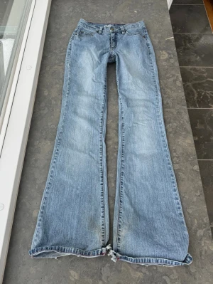 Snygga jeans - Så snygga jeans som tyvärr inte passar mig och har därför ingen bild på! Midjemått tvärsöver: 37cm Midjehöjd: 22cm Inerbens längd: 86cm💕
