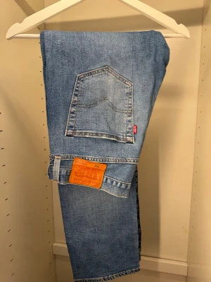 Levis Jeans 501 32/30 - Säljer grymt sjysta Levis 501 i strl 32/30 i en riktigt fin tvätt perfekt till sommaren! Skicket är grymt! Knappt använda! Köpt på Levis för 1199 kr.  KAN GÅ NER I PRIS VID SNABB AFFÄR! Kom PM för mer information eller frågor! ⭐️
