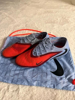 Nike phantom 6 low Elite - Säljer nu ett par Nike Phantom 6 Elite. Använda 1 gång 1,5h. Så skicket är näst intill nytt. Storlek 43.