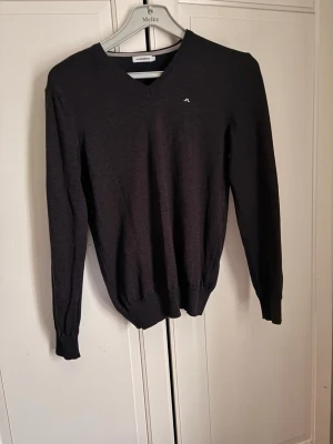 J.Lindeberg merinoull tröja - Säljer denna riktigt snygga J.Lindeberg stickade tröjan av 100% merinoull👌. Storlek=S, Skick: 8,5/10👏. Vid frågor eller funderingar är det bara till att höra av sig👍