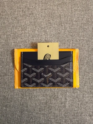 Minimalistisk korthållare i mörk blå - Stilig mörkblå korthållare med fin och minimaltiskt design