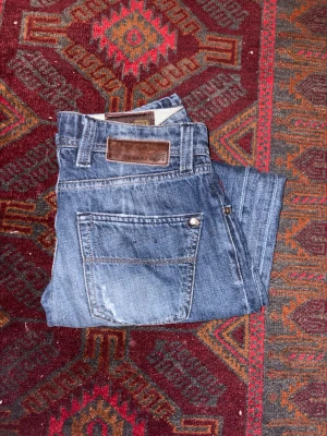 Tramarossa jeans med slitningar - Ett par riktigt schyssta Tramarossa jeans med slitningar i en äldre modell och riktigt sköna. Om du har några frågor är det bara att höra av sig