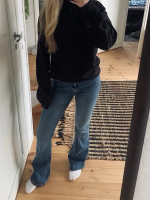 Blå bootcut jeans  - Säljer ett par blå bootcut jeans💙 Ganska slitna vid fötterna som syns på bilden.