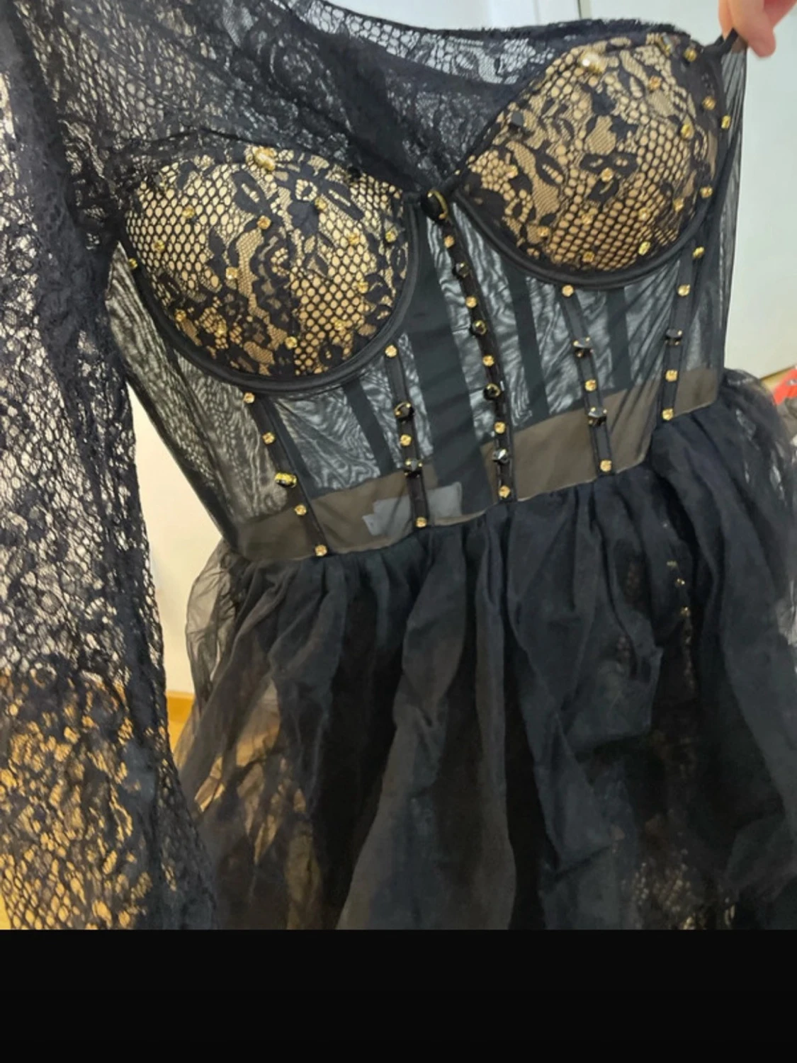 Svart långklänning med spets och volanger - 2