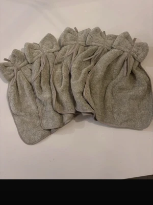 Handdukar  - 5st hand handdukar, helt oanvända endast öppnade i en beige/grå fin färg 🌸 * Instagram: Ginise   #handdukar #beige #grå #handhandduk