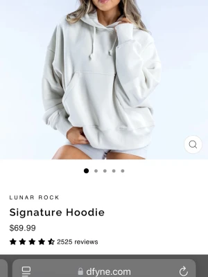 Vit oversized hoodie från Dfyne - Snygg vit oversized hoodie från Dfyne med huva. Hoodien har en stor magficka och coola vita detaljer på ryggen. Perfekt för en avslappnad och trendig look. Mjuk och skön bomullsblandning. Använd 1 gång 