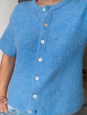 Blå stickad kofta med kort ärm Gina Tricot - Snygg blå kofta/tröja från Gina tricot i en fin vår färg!! 