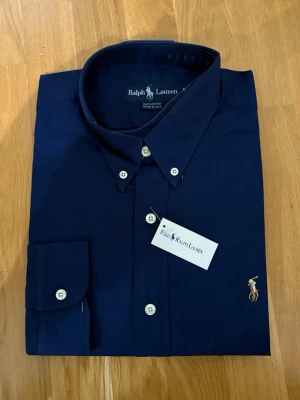 Ralph lauren skjorta - Säljer denna helt nya Ralph lauren skjorta | Storlek: L | Helt ny i förpackning | Nypris: ca 2000 Mitt pris: 499 | Skriv vid minsta fråga eller fundering 🤝