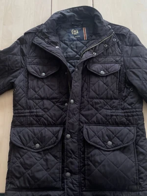 Quiltad Field Jacka - Tjena! Säljer nu min riktigt feta field jacka från Paul Rosen. Den är i storlek S, och är i en riktigt snygg navy blå färg. Jag säljer jackan då jag rensar garderoben och den är lite för stor för mig. Hör av er vid närmsta fundering! 