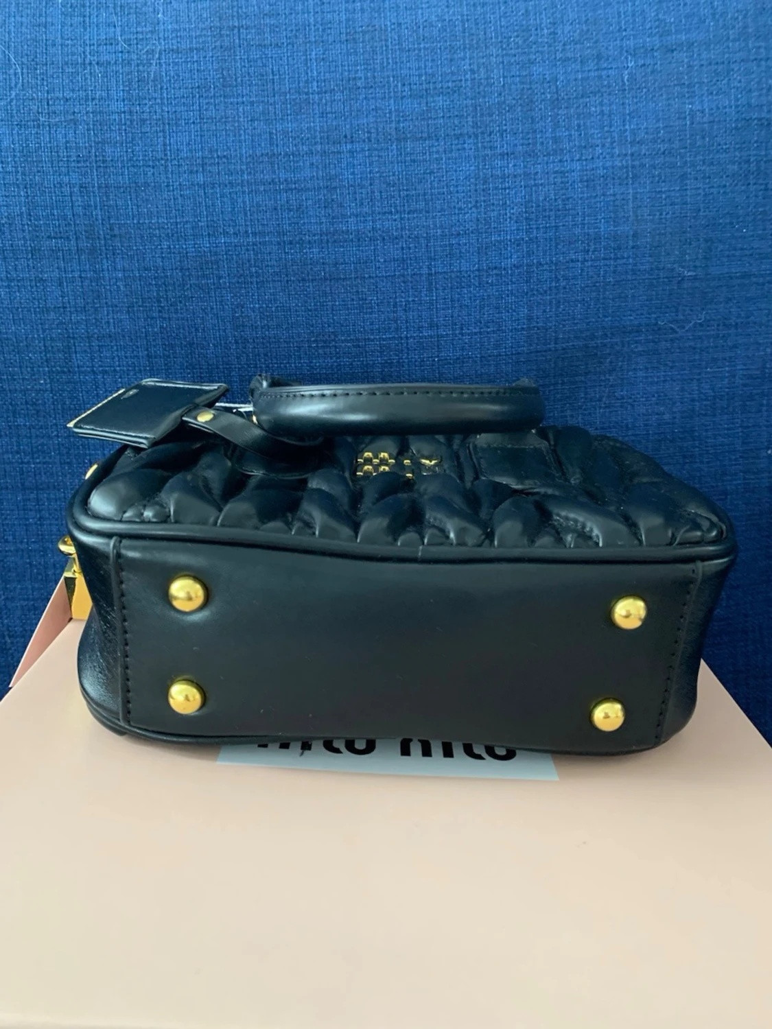 Svart handväska från Miu Miu - 4