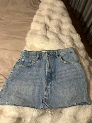 Ljusblå jeanskjol från Zara - Superfin jeans kjol från Zara men som tyvärr inte kommer till användning längre, hur fin som helst till sommaren💞 Priset går att diskutera 