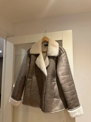 Teddyjacka nyskick!  - Säljer en beige mysig teddyjacka, oversized. Stl 36. Använd endast en gång =nyskick