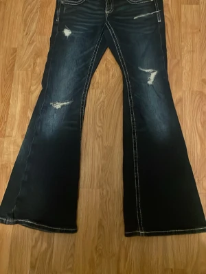 Bootcut jeans från Gina Tricot - Low Rise bootcut jeans från Gina. Använda en gång, säljer då dom är lite för korta för mig🥰