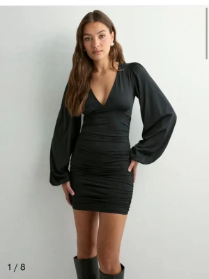 Svart kort klänning med v-ringning - Köpte den här klänning från Nelly för 349kr men kommer aldrig till användning, endast testat, kan gå ner i pris vid snabb affär 